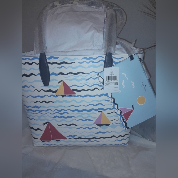 kate spade Handbags - New Kate Spade Set Sail Large Leather Tote With Matching Detachable 8"Wristlet🌸
